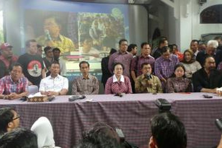 Ketua Umum PKPI Sutiyoso, Ketua Umum Partai Hanura Wiranto, calon presiden Joko Widodo, Ketua Umum PDI Perjuangan Megawati Soekarnoputri, calon wakil presiden Jusuf Kalla, Ketua Badan Pemenangan Pemilu PDI Perjuangan Puan Maharani, dan Ketua Umum Partai Nasdem Surya Paloh (duduk kiri-kanan) menggelar jumpa pers tentang hasil hitung cepat pemungutan suara Pemilu Presiden 2014 di Kebagusan, Jakarta, Rabu (9/7/2014).