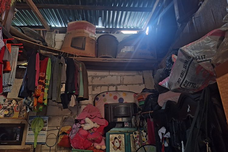 Berbagai barang ditumpuk dan dijemur di dalam rumah Ady di Kelurahan Tanah Tinggi, Jakarta Pusat, Jumat (28/3/2025).