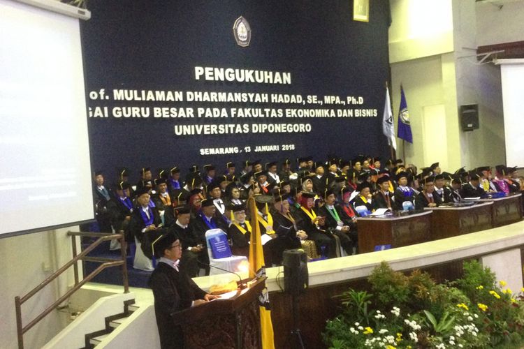 Mantan Ketua Umum OJK Muliaman D Hadad dikukuhkan menjadi Guru Besar Ilmu Manajemen Keuangan di Fakultas Ekonomi dan Bisnis, Undip, Semarang, Sabtu (13/1/2018).