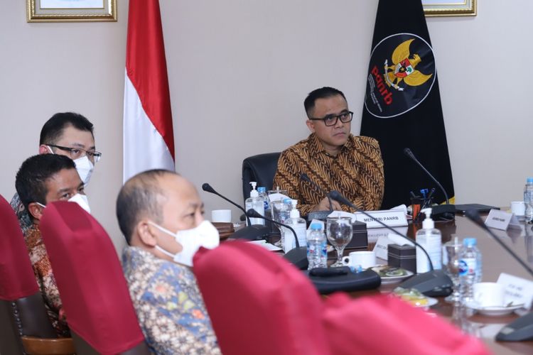 Menteri PANRB Abdullah Azwar Anas memimpin rapat pada hari pertama kerjanya sebagai menteri di Kementerian PANRB, Jakarta, Kamis (8/9/2022).