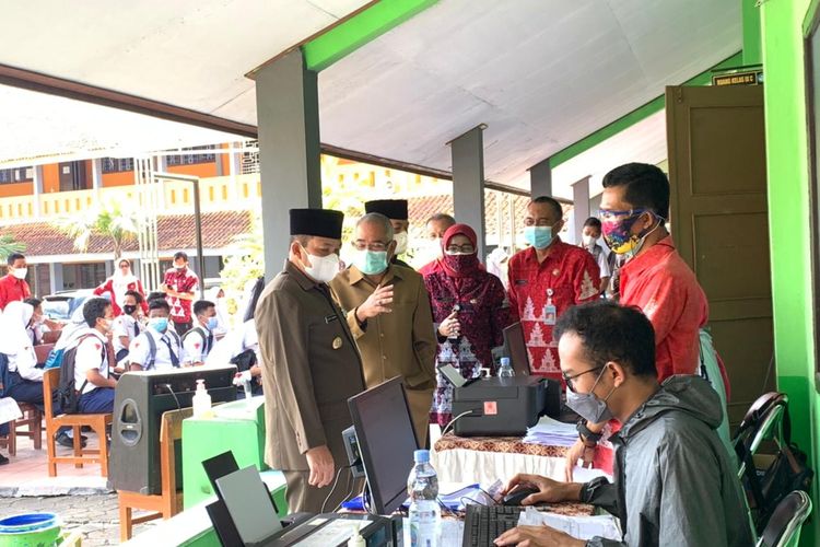 Bupati Semarang Ngesti Nugraha meninjau PTM dan persiapan vaksinasi di sekolah.