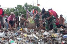 Terbawa Gelombang Pasang, Sampah Kiriman Menumpuk di Pulau Masalembu Sumenep