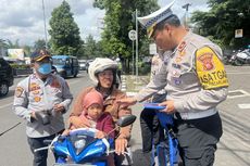 Cegah Risiko Kecelakaan pada Anak, Polisi Bagi-bagi Sabuk Keselamatan