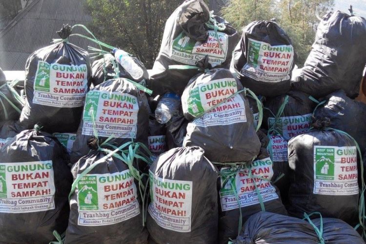 Sampah yang berhasil dikumpulkan dari Gunung Semeru, dalam kegiatan operasi bersih bertajuk Sapu Jagad yang digelar oleh Trashbag Comunity, pada 2015 di 15 gunung secara serentak. Tahun 2017 ini kembali diadakan di 17  gunung serentak mulai 15 - 24 Agustus 2017.