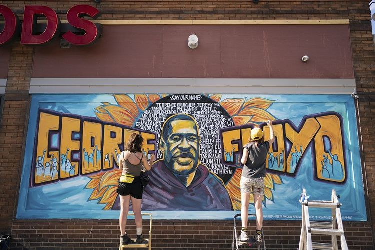 Seniman menyelesaikan mural George Floyd di luar Cup Foods, Kamis, 28 Mei 2020 di Minneapolis. Warga Minnesota turun ke jalan dalam protes hari ketiga menyusul kematian George Floyd di tangan petugas kepolisian Minneapolis.