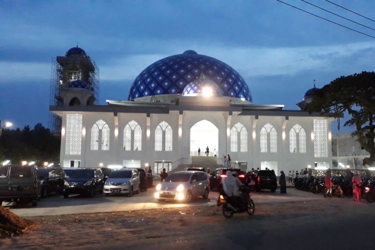 Masjid At Taqarrub di Desa Keude, Kecamatan Trienggadeng, Kabupaten Pidie Jaya, Aceh pascadirekonstruksi pemerintah setelah rusak berat akibat gempa, Desember 2016 lalu. 