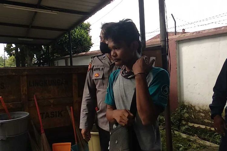 OM (24), pedagang pempek yang kerap mencuri celana dalam wanita di jemuran warga ditangkap polisi usai menjalankan aksinya di kawasan Indihiang, Kota Tasikmalaya, Selasa (13/7/2021).