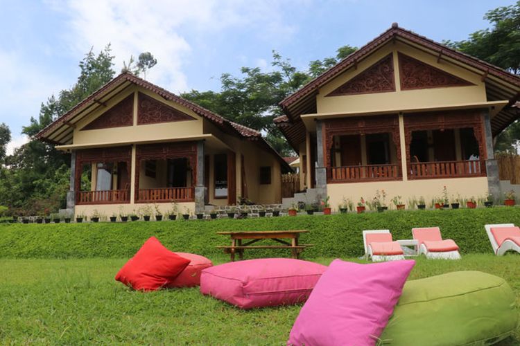 Hotel di Lembang - Penginapan berkonsep mini-cottage bernama The Village di Mulberry Hill by The Lodge, Kabupaten Bandung Barat, Jawa Barat.