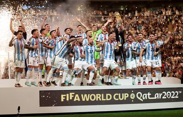 Timnas Argentina saat memenangkan trofi Piala Dunia 2022.
