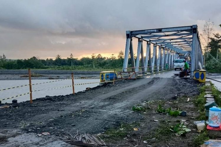 Jembatan Waimala di Kecamatan Elpaputih, Kabupaten Seram Bagian Barat, Maluku yang sempat putus akibat banjir telah diperbaiki dan kini bisa dilewati kendaraan, Kamis (22/7/2022)