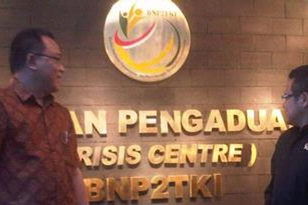 Kepala BNP2TKI, Jumhur Hidayat (kiri) bersama Menteri Tenaga Kerja dan Transmigrasi, Muhaimin Iskandar (kanan), saat meresmikan Call Center TKI Bebas Pulsa, di Kantor BNP2TKI, Jakarta, Senin (27/6/2011).