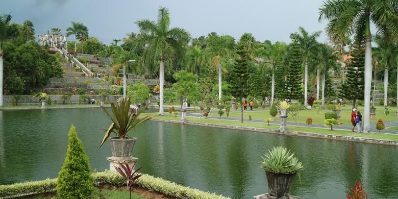 Beberapa bangunan yang tak kalah menarik adalah Pura Manikan, Balai Kambang, Balai Bundar, Balai Lunjuk, Balai Warak, dan Kolam Air Mancur. 