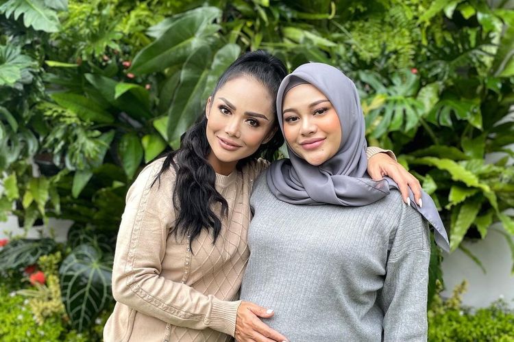 Penyanyi Krisdayanti mengaku sering memantau kegiatan putrinya, Aurel Hermansyah, saat hamil.
