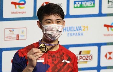 Peraih medali emas Loh Kean Yew dari Singapura merayakan di podium setelah memenangkan pertandingan bulu tangkis final tunggal putra Kejuaraan Dunia BWF di Huelva, pada 19 Desember 2021.
