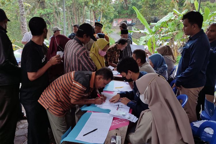 Suasana musyawarah warga terdampak penambangan Batu Andesit di Desa Wadas, Purworejo. Warga yang sempat menolak penambangan akhirnya menerima ganti rugi sebesar Rp 9 miliar.