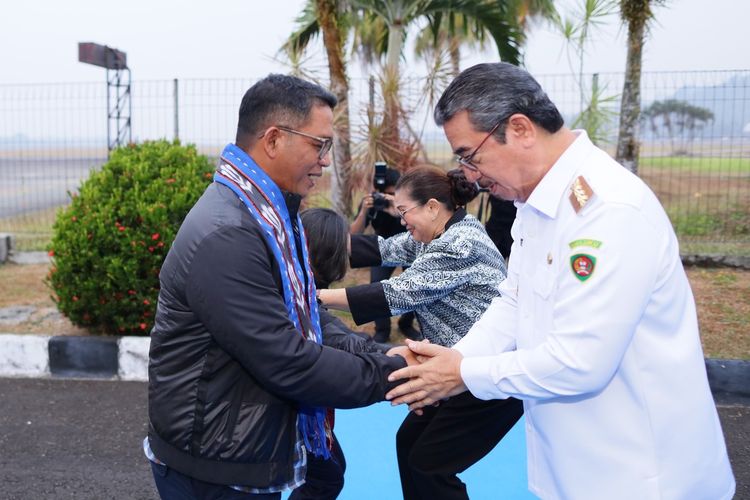 Tiba di Ambon, Kapolda Maluku yang Baru Disambut Gubernur dengan Syal Khas Tanimbar