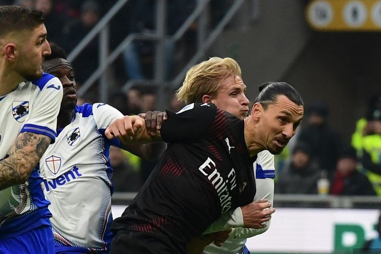 Zlatan Ibrahimovic (tengah-hitam) beraksi pada laga AC Milan vs Sampdoria dalam lanjutan pekan ke-18 Liga Italia di Stadion San Siro, Senin 6 Januari 2020.