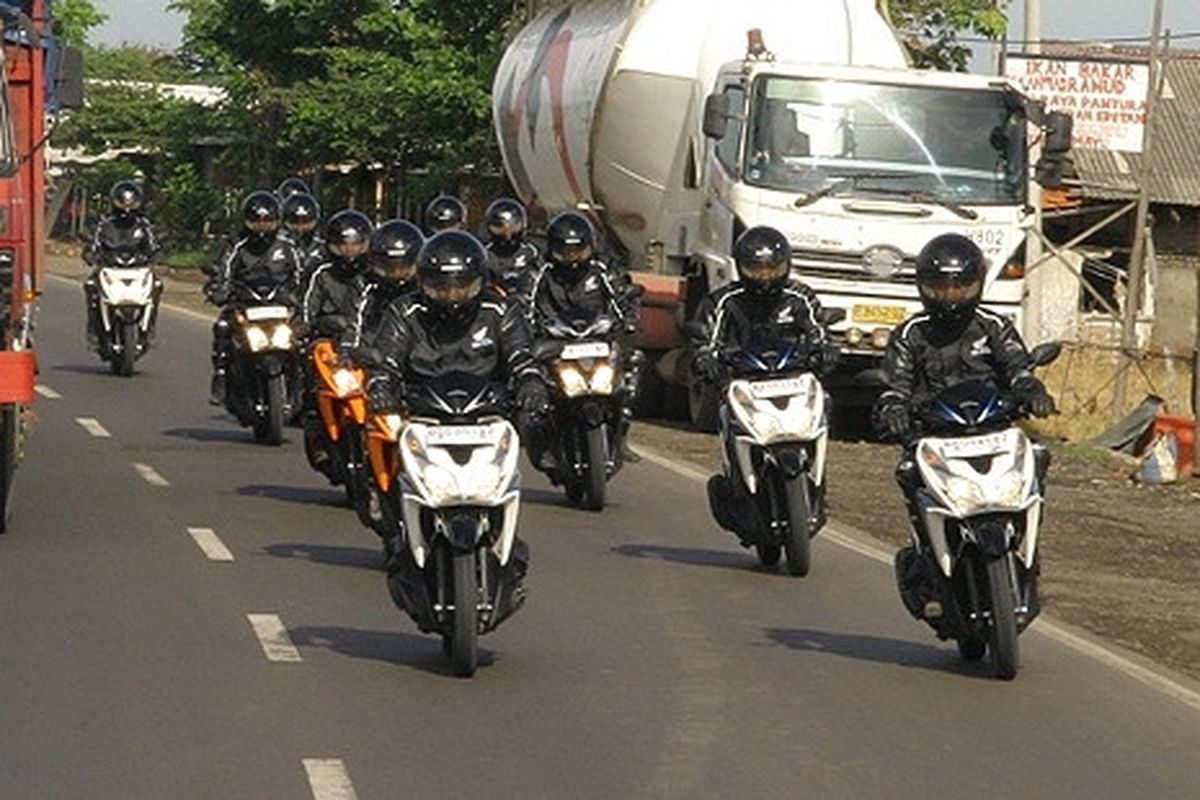 Rombongan melintasi rute Pamanukan-Cirebon