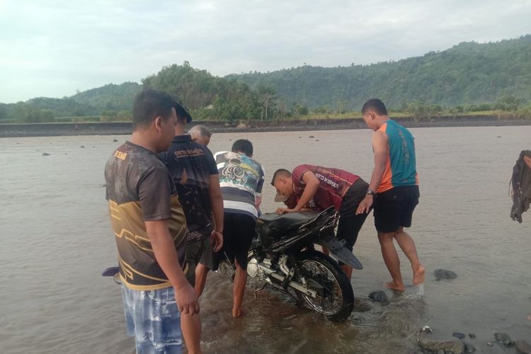 Tim gabungan saat menemukan sepeda motor korban yang terbawa arus banjir sungai di Desa Lebakharjo, Kecamatan Ampelgading, Kabupaten Malang.