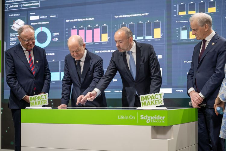 CEO Schneider Electric Peter Herweck(kedua dari kanan) menerima kunjungan Kanselir Jerman Olaf Scholz (kedua dari kiri), dan Perdana Menteri Norwegia Jonas Gahr Støre (kanan) di booth Schneider Electric pada
pembukaan Hannover Messe 2024.