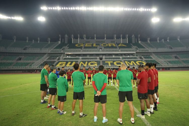 Para pemain timnas U19 Indonesia saat tengah berkumpul di Stadion Gelora Bung Tomo.