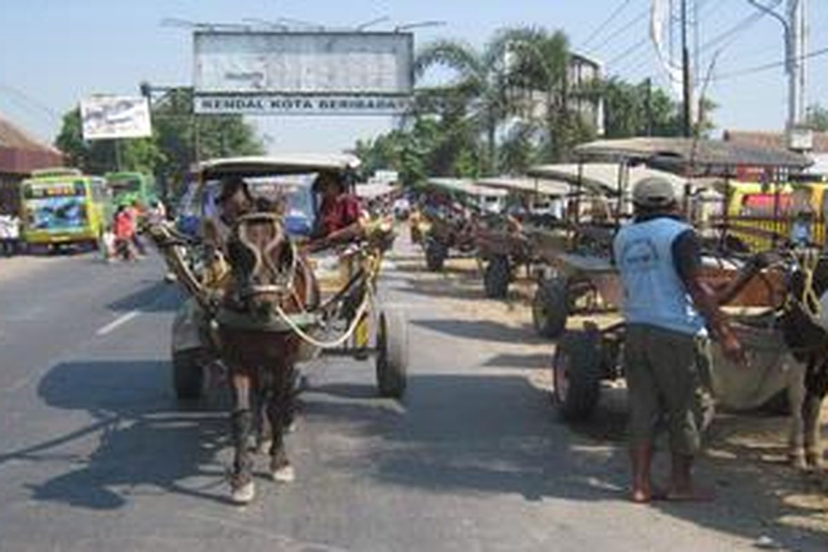Andong-andong yang berada di jalan raya kaliwungu Kendal Jateng menambah kekacauan lalulintas di jalur yang akan dilintasi para pemudik ke timur pulau Jawa.