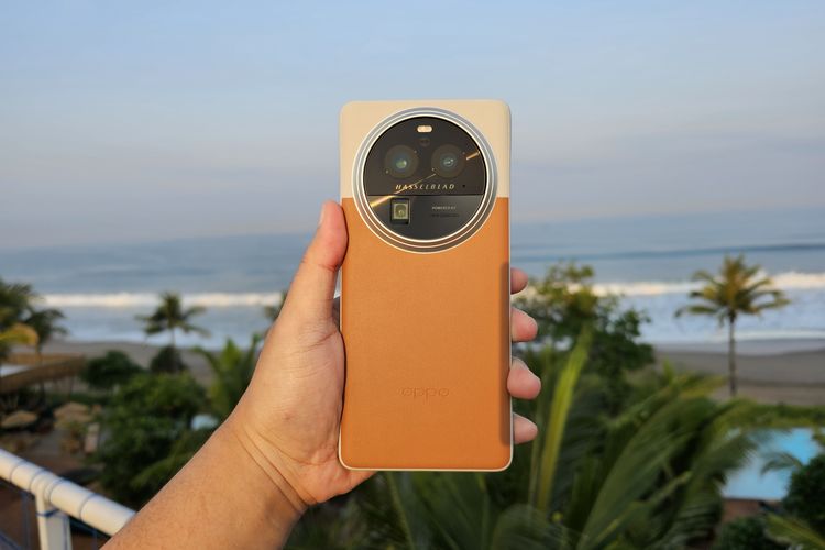 Oppo memamerkan ponsel flagship terbarunya, Oppo Find X6 Pro di Indonesia. Ponsel yang mengunggulkan aspek kamera ini dipamerkan dalam rangka acara Oppo APAC (Asia-Pasifik) Vitality Tour yang berlangsung di Bali pada 25-26 Juni 2023. 
