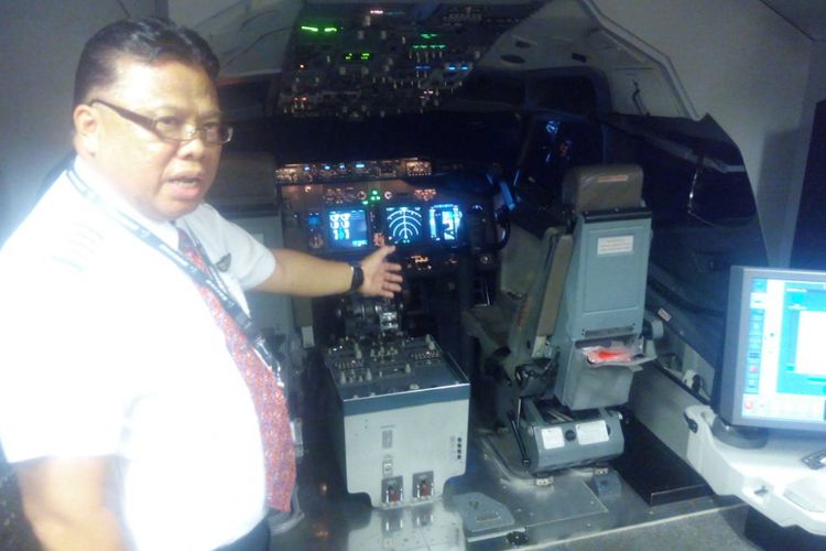 Salah satu pilot Lion Air, Capt Rusmanur Effendy memberi penjelasan teknis di ruang Simulator Bandara Mas, Selapajang, Tangerang, Sabtu (1/12/2018).