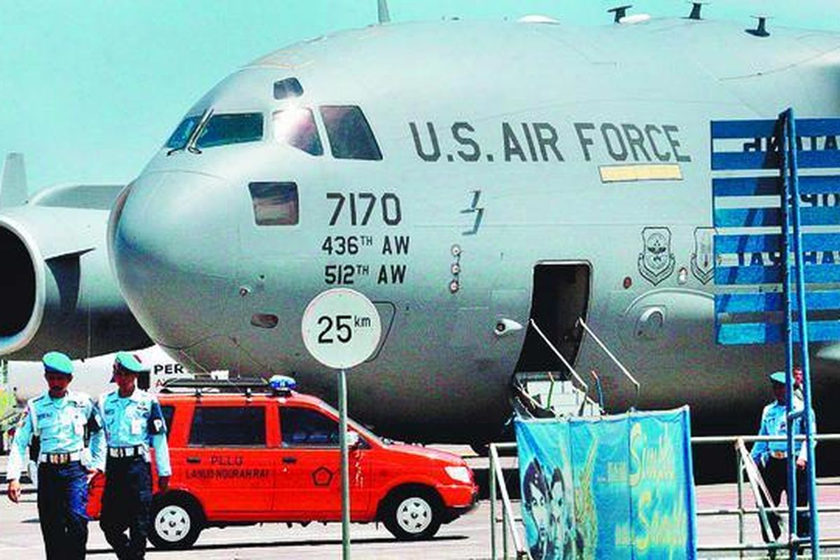 Sejumlah aparat TNI AU berjaga di sekitar pesawat kargo milik Angkatan Udara AS jenis Boeing C17 Globemaster di Pangkalan Udara Ngurah Rai, Denpasar, Kamis (18/3) sekitar pukul 13.35 Wita. Pesawat itu mengangkut logistik Presiden AS Barack Obama selama kunjungannya di Pulau Bali, pertengahan pekan depan.