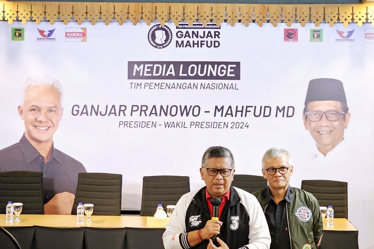 Sekretaris Jenderal PDI-P Hasto Kristiyanto didampingi politikus PDI-P Aria Bima di Media Center TPN Ganjar-Mahfud, Jalan Cemara, Jakarta Pusat, Selasa (30/1/2024).