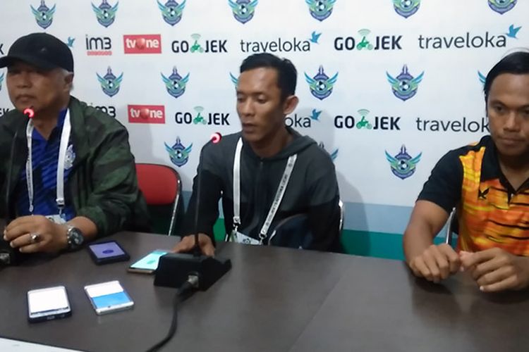 Pelatih Persegres Gresik United Hanafi (kiri) dan Jusmadi (kanan), selepas laga kontra Bali United.