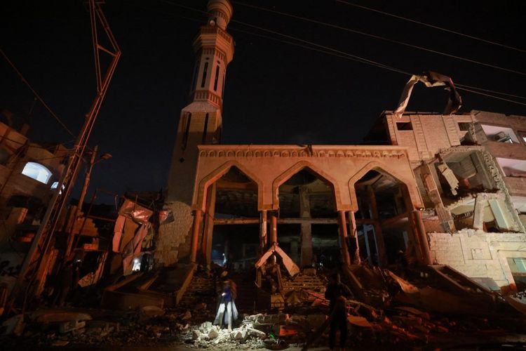 Sebuah masjid yang hancur terlihat setelah pemboman Israel di Rafah di Jalur Gaza selatan pada Senin, (12/2/2024) pagi.