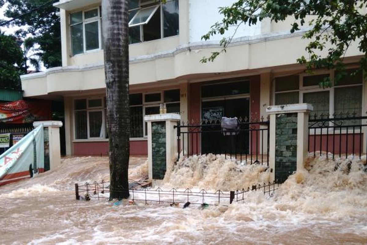 Tembok di belakang rumah warga yang berbatasan dengan Kali Sunter di Cipinang Indah, Jakarta Timur jebol. Pemukiman warga pun banjir