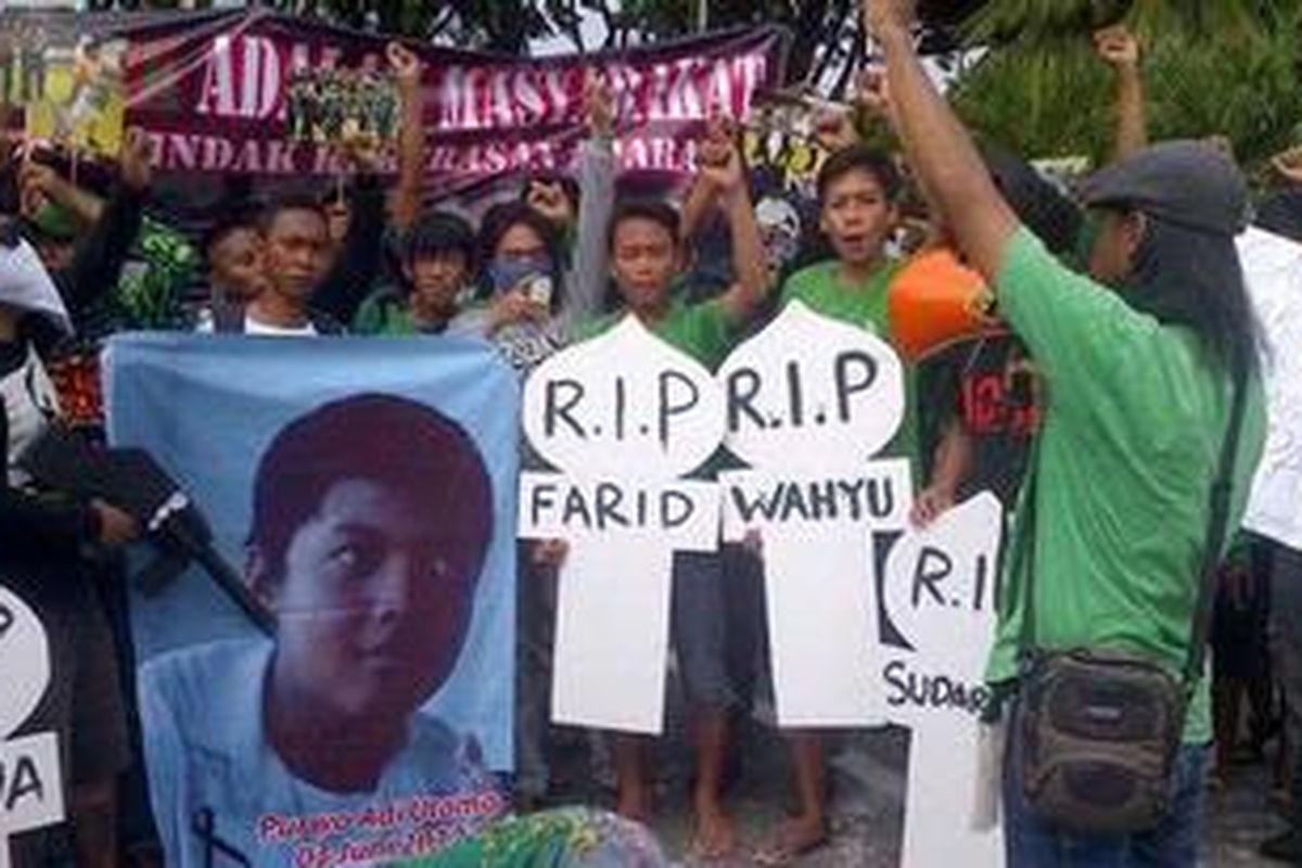 Para pendukung tim Persebaya menggelar aksi di depan Markas Polda Jatim, Surabaya, Kamis (14/6/2012).