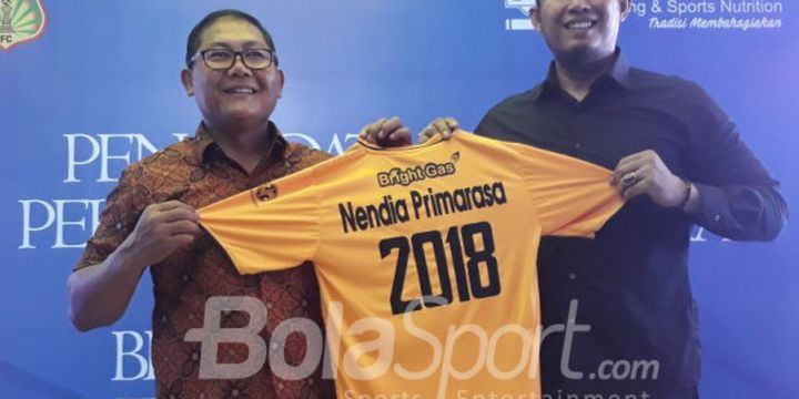 Manajer Bhayangkara FC, Sumardji, bersama dengan Owner Nendia Primarasa, Heru Pujihartono, di mess Bhayangkara FC, Jakarta Selatan, Kamis (15/3/2018)