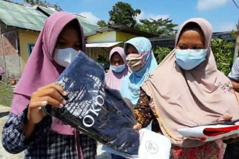 Senangnya Warga Cilacap Dapat Kaus dari Jokowi