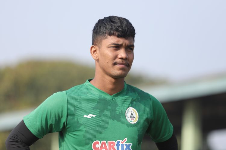 Kiper teranyar PS Sleman Miswar Saputra dalam latihan menjelang turnamen Piala Menpora 2021 di Grup C di Bandung. 