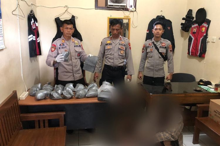 Polisi mengamankan 20 kilogram bubuk petasan di Mapolres Kebumen, Jawa Tengah.