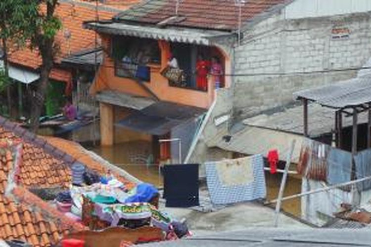 Banjir luapan Sungai Ciliwung turut merendam pemukiman warga di Cililitan, Kramatjati, Jakarta Timur. Kamis (20/11/2014).