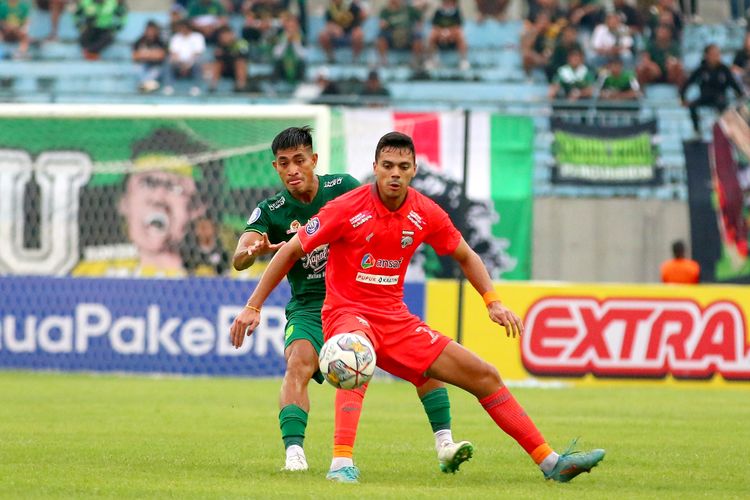 Pemain Persebaya Surabaya Riswan Lauhim menage ketat pemain Borneo FC Matheus Pato saat pertandingan pekan ke-22 Liga 1 2022-2023 yang berakhir dengan skor 3-2 di Stadion Gelora Joko Samudro Gresik, Jumat (3/2/2023) sore.