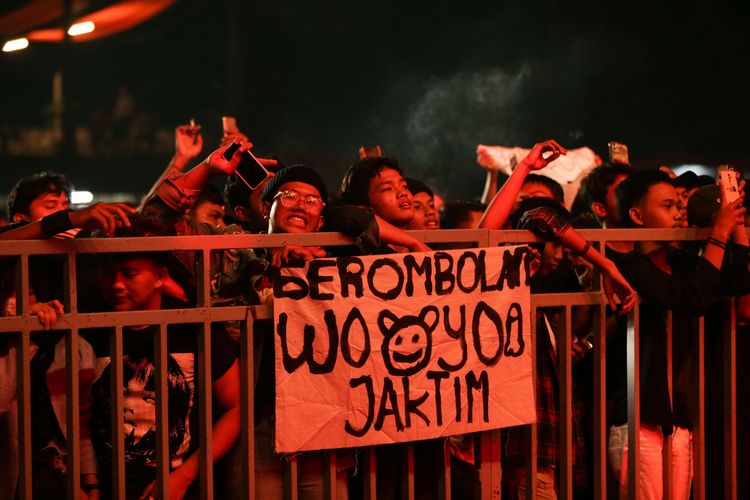 Pengunjung menyaksikan konser musik di Jakarta Fair Kemayoran di JI Expo, Jakarta, Senin (20/6/2022). Berburu diskon dan menyaksikan konser musik menjadi daya tarik warga mengunjungi Jakarta Fair Kemayoran.