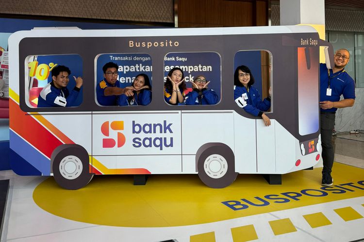 Head of Marketing Bank Jasa Jakarta Willy Apriando (kanan) bersama tim Bank Saqu.