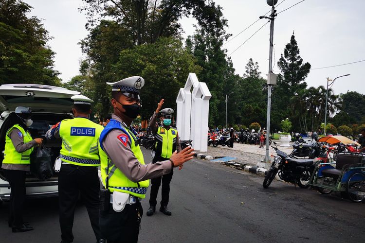 Polisi jaga 24 jam jalan-jalan rawan macet di Lumajang jelang malam tahun baru