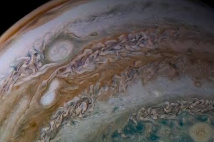 Jupiter dalam potret Juno.