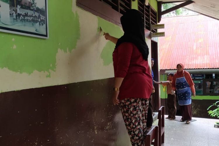 SDN 011 Balikpapan Tengah punya kiat dengan mengadakan Lomba Bedah Kelas untuk meningkatkan partisipasi peran serta orangtua dalam menciptakan kelas yang mendukung proses pembelajaran (31/5/2019).