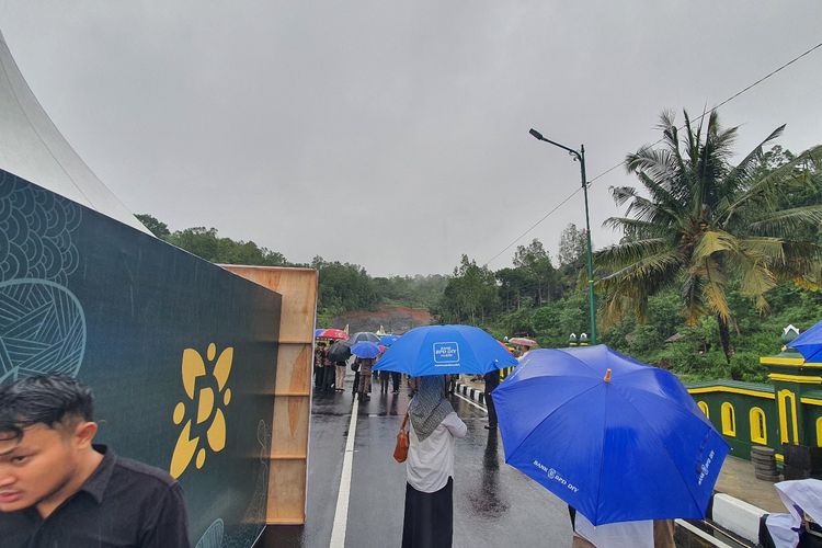 Lokasi tenda ambruk di atas jembatan Kedung Kandang, Patuk, Gunungkidul, DI Yogyakarta. Kamis (18/1/2024)
