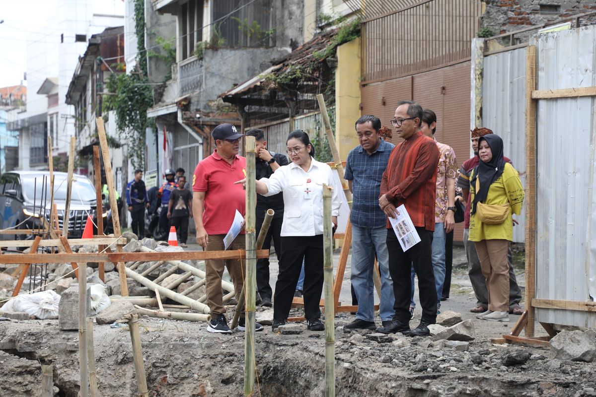 Wali Kota Semarang Agustina Wilujeng meninjau lokasi pembangunan rumah pompa baru di Jalan Petudungan, Kecamatan Semarang Tengah, Sabtu (30/8/2025).&nbsp;Infrastruktur ini dirancang untuk memperlancar aliran air sekaligus meningkatkan sistem drainase kota.
