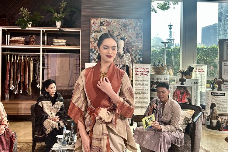 Koleksi busana kolaborasi TobaTenun dengan desainer Eridani.