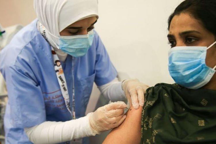 Uni Emirat Arab dan Bahrain menyepakati penggunakan vaksin untuk pekerja medis.