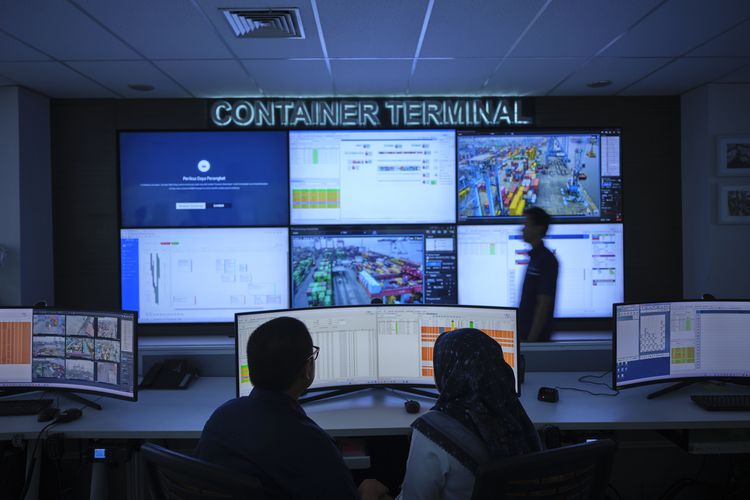 Aktivitas petugas di planning control room pelabuhan terminal peti kemas.